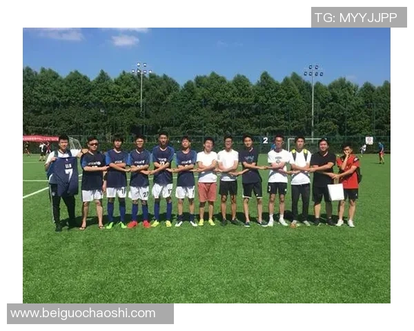 哈登与足球明星亲密合影展现跨界友谊与运动精神的完美结合