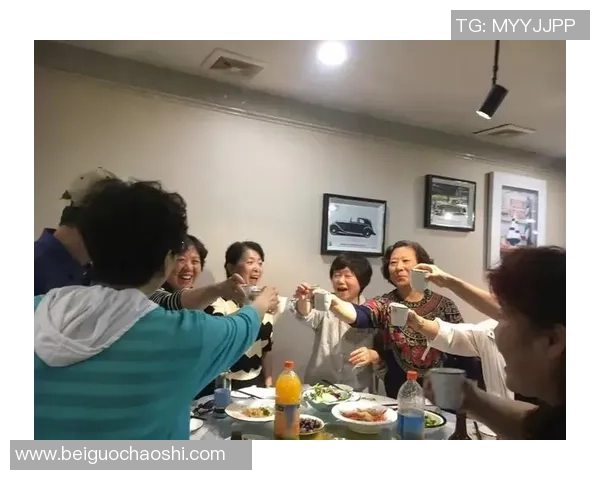 足球明星欢聚一堂碰杯庆祝精彩瞬间高清视频回顾